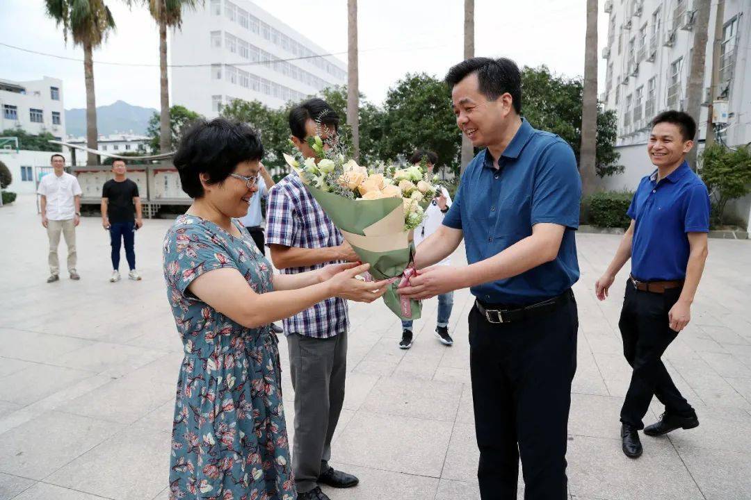 在知临中学高中部,徐建兵详细了解教育管理,师资队伍及办学,招生等