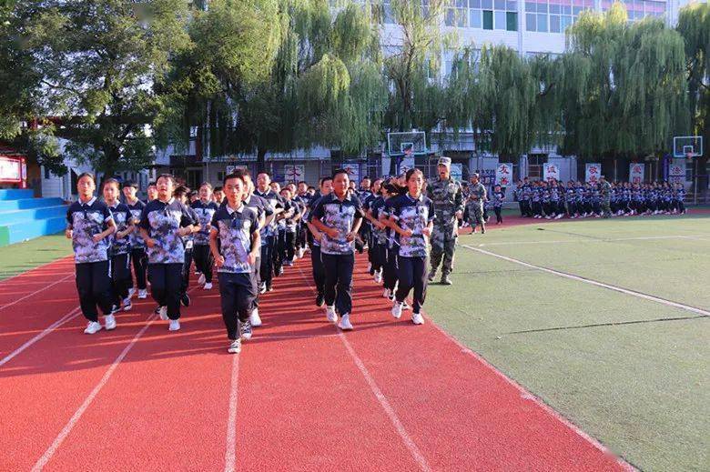 塑骨铸魂激扬青春泰安英雄山双语学校汗水浇灌成长