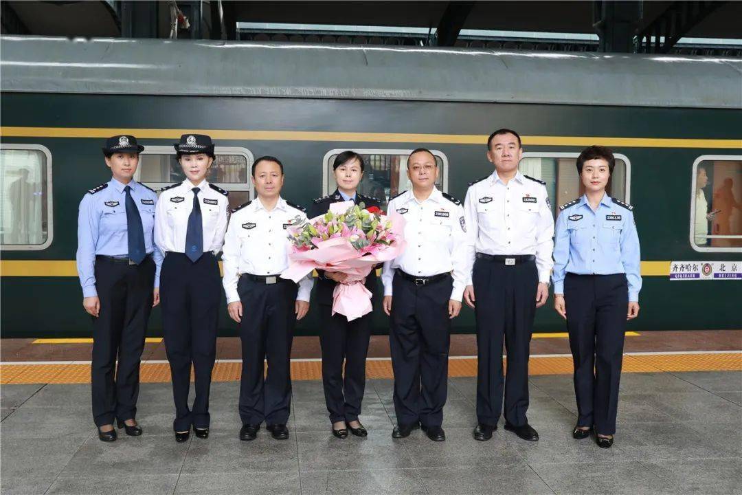省女子监狱党委书记,监狱长杨明昕,党委副书记,政委史耕辉等人一同