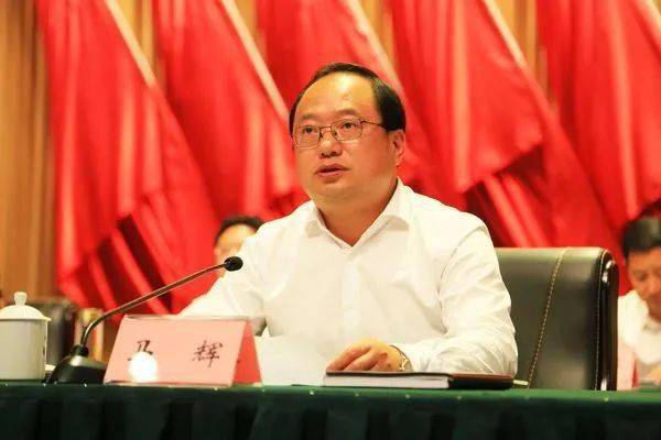 州委常委,西昌市委书记马辉讲话西昌市委副书记,市长马廷贵主持大会