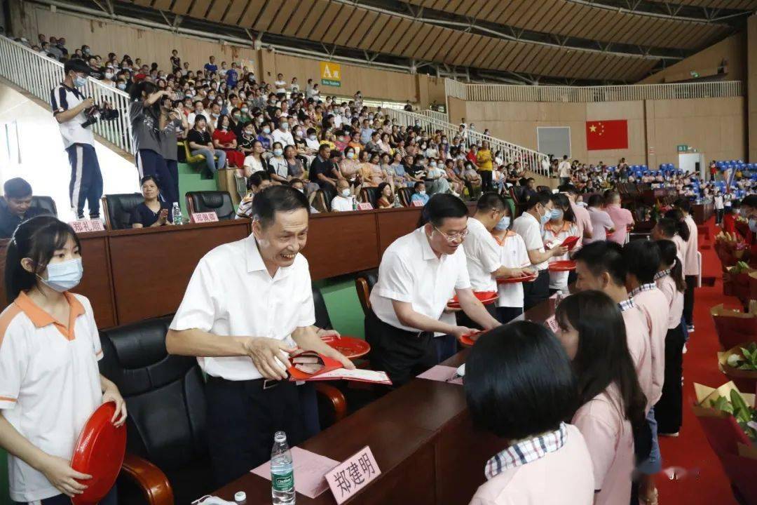 今天教师节揭阳这个学校送的礼居然是这样的