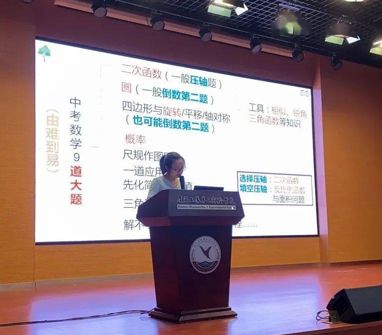 各班班主任结合班级的情况与家长进行沟通,科任老师也积极进班与家长