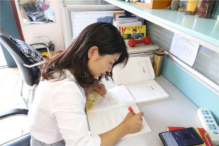 每位老师伏案备课的身影都是最美的画面六课堂教学展风采为了把知识