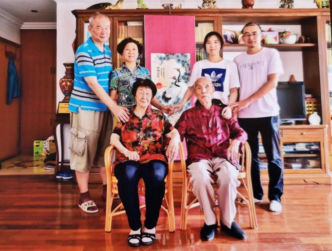 黄音老师生于典型的教育世家,除了"站上讲台就是用生命在唱歌"的奶奶