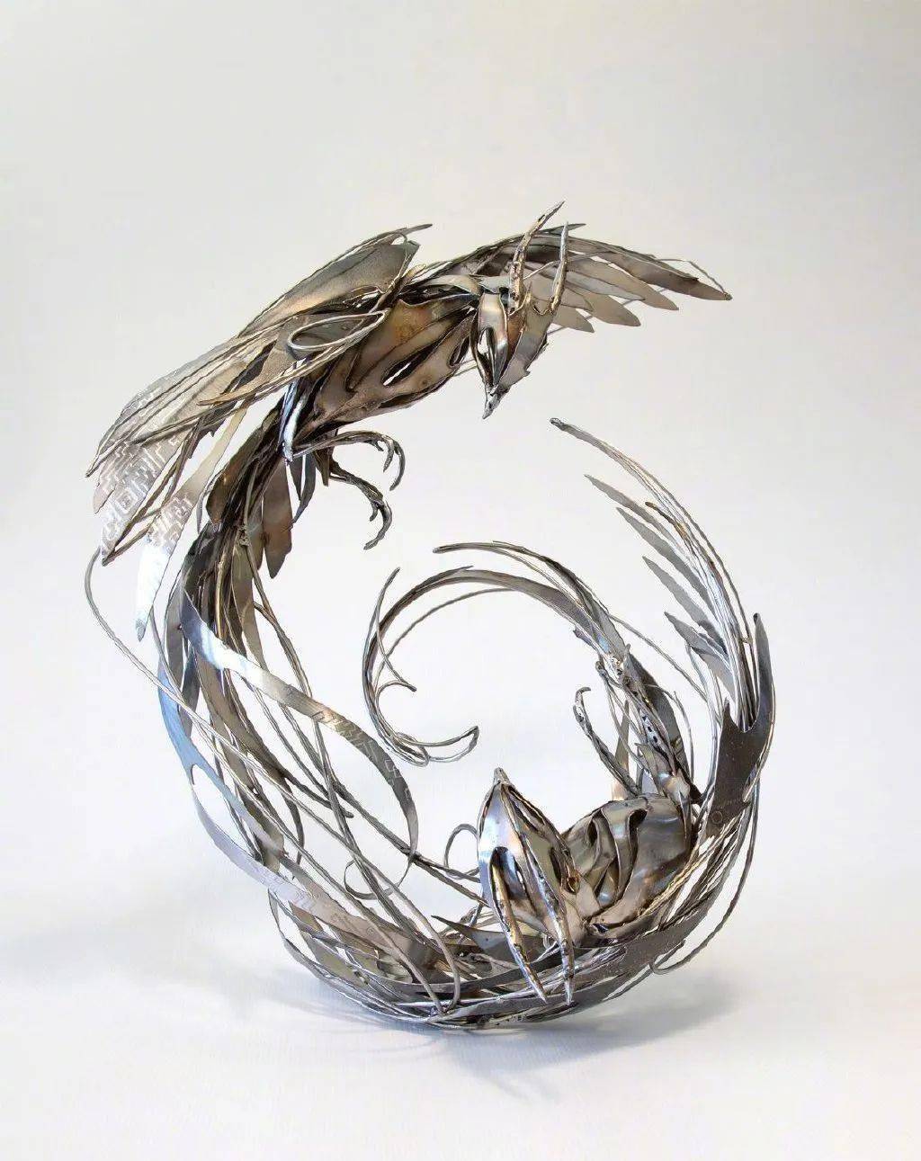 线条微妙的不锈钢焊接雕塑