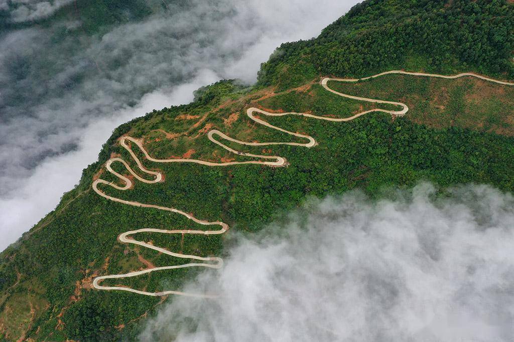 航拍四川凉山峡谷中的扶贫公路_阿布洛哈村