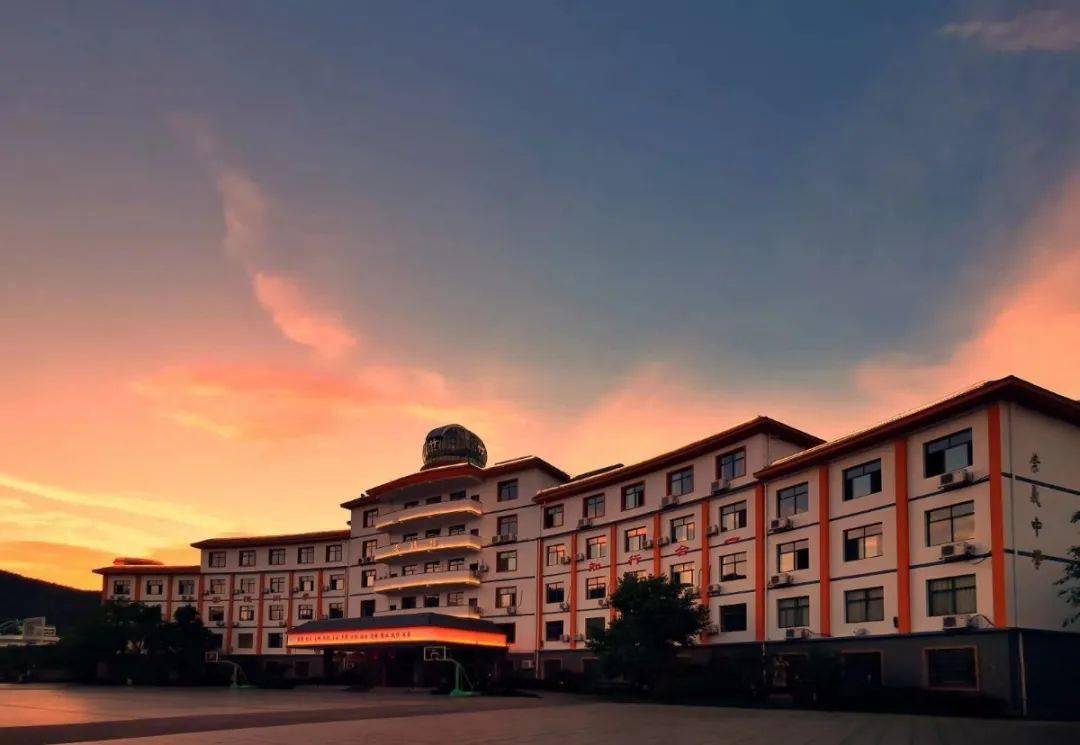 记者:宋校长,对崇义中学未来的发展您有什么愿景?