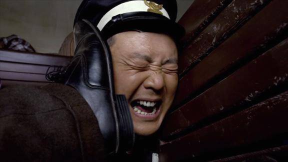 远征远征火车乘警太膨胀谁料直接被兵哥哥一脚踩脸看还嚣张