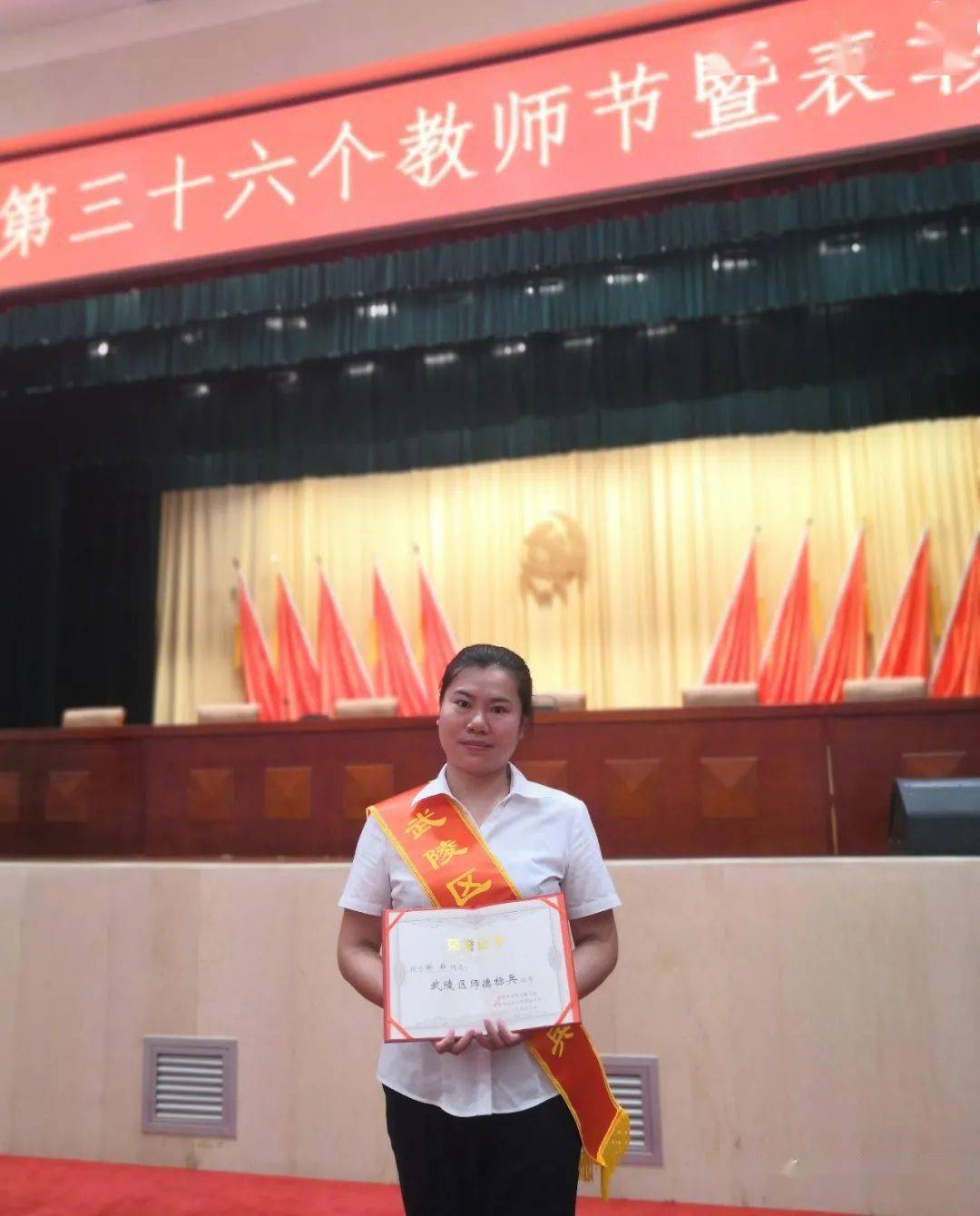 谢静她是孩子们尊敬的数学老师.