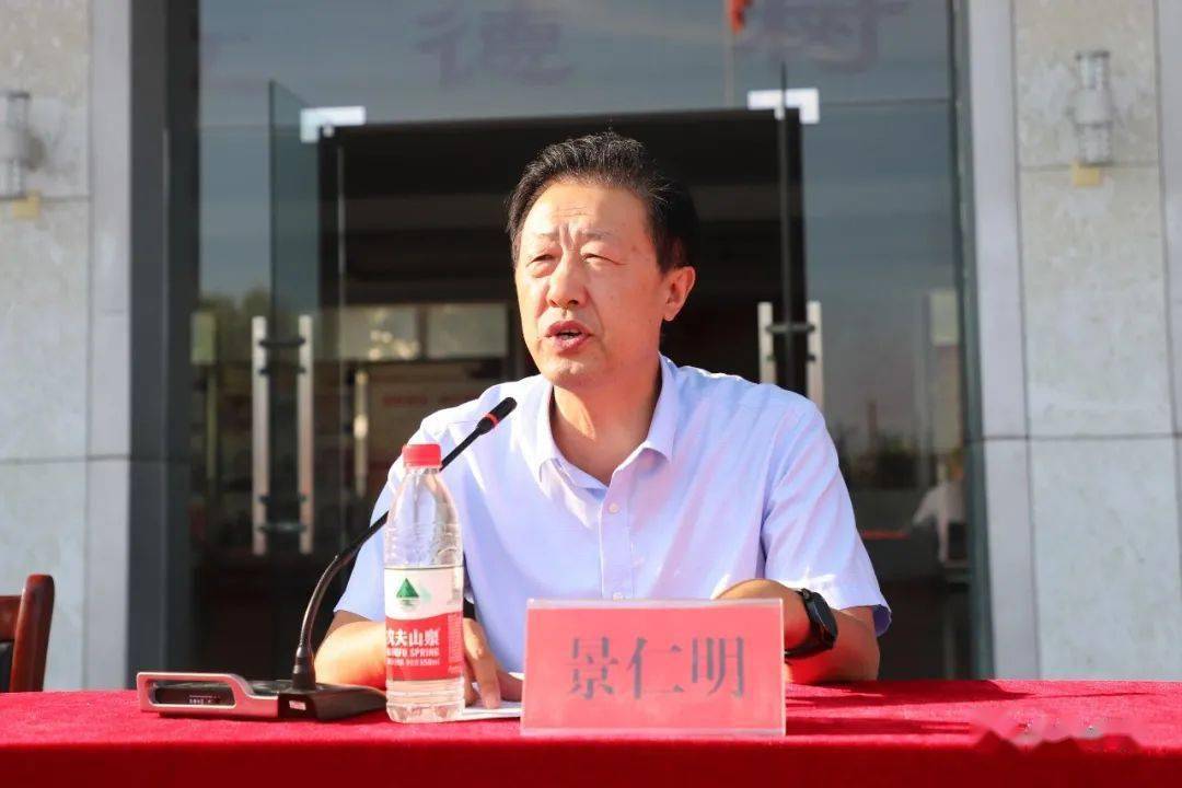 校长景仁明,副校长王军参加了此次活动.