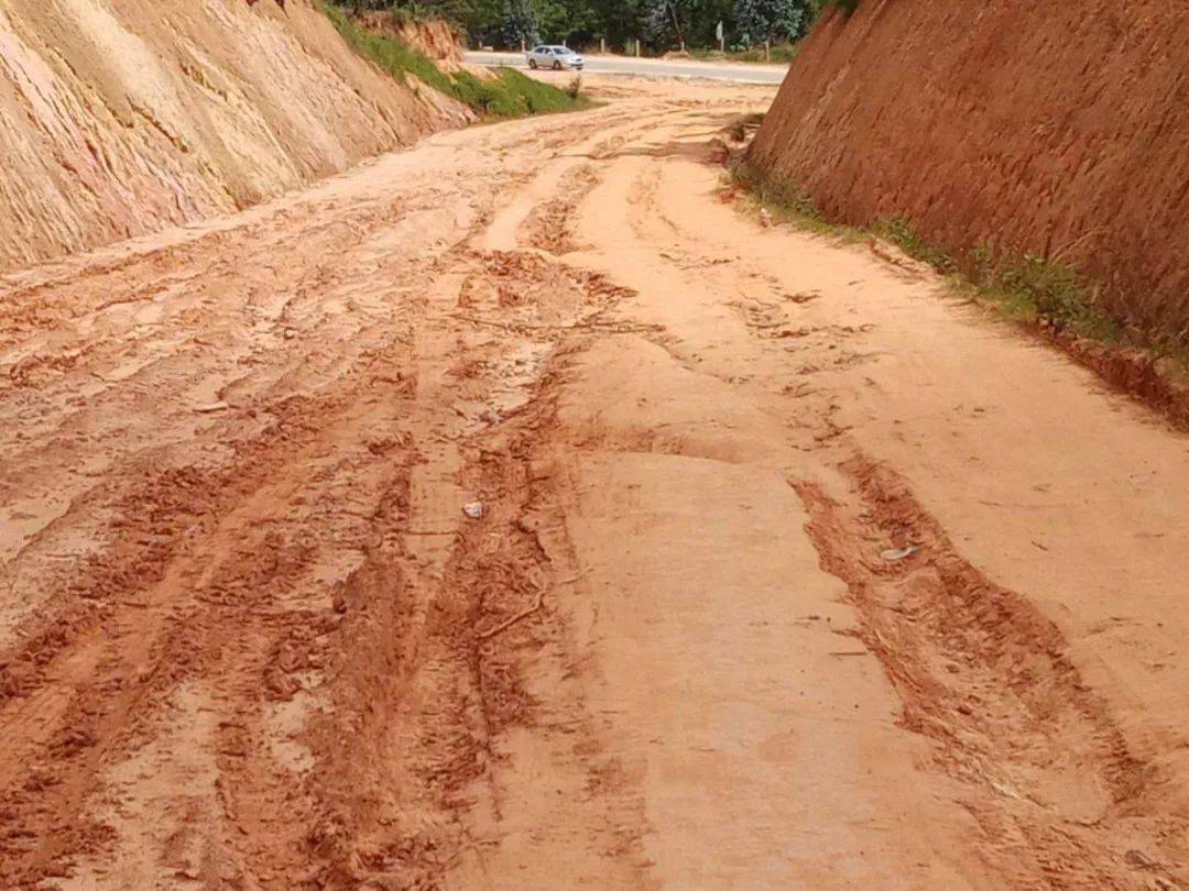 【网友留言】道路泥泞不堪,雨天出行太难了!