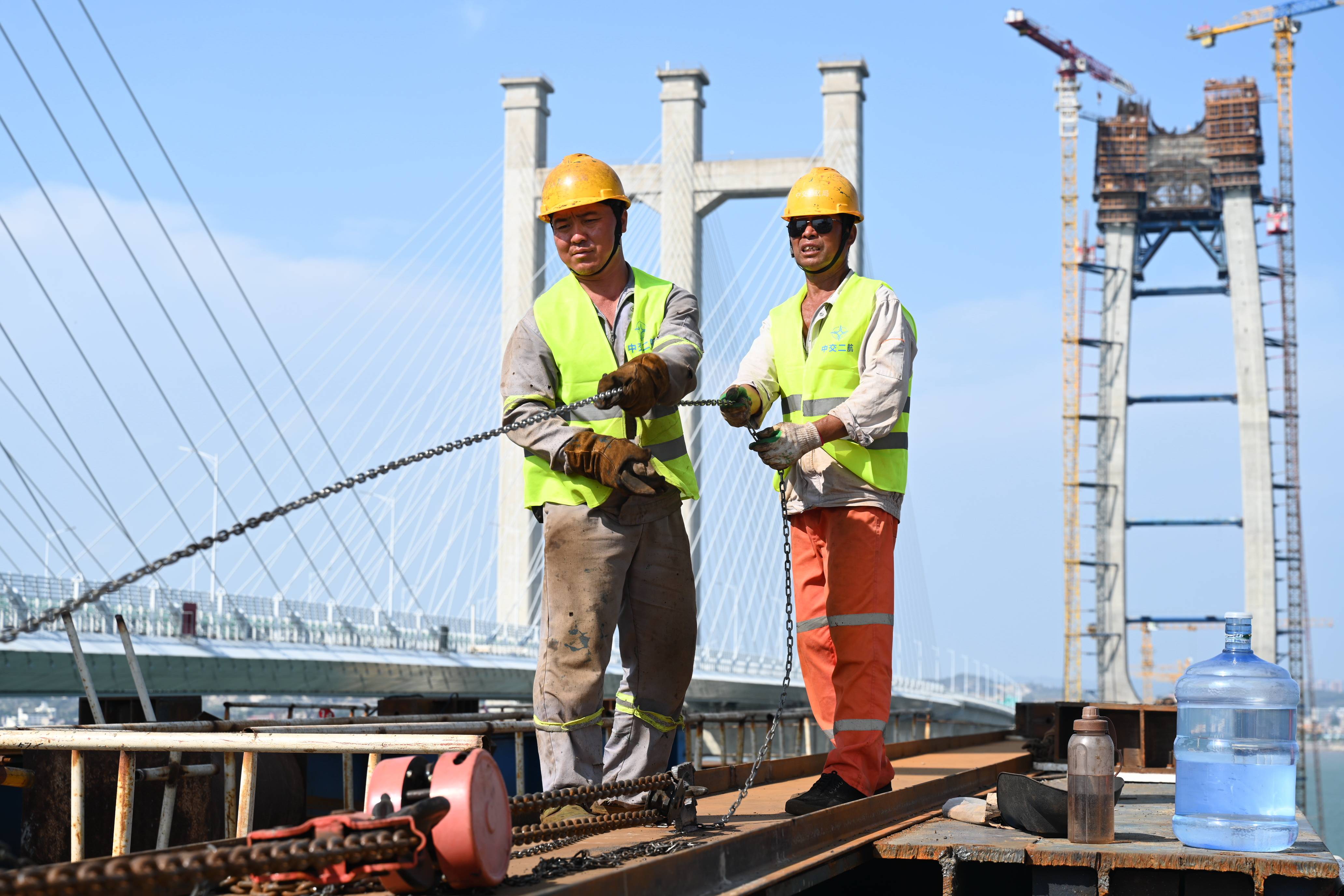 新建福厦铁路泉州湾跨海大桥首榀钢箱梁顺利吊装