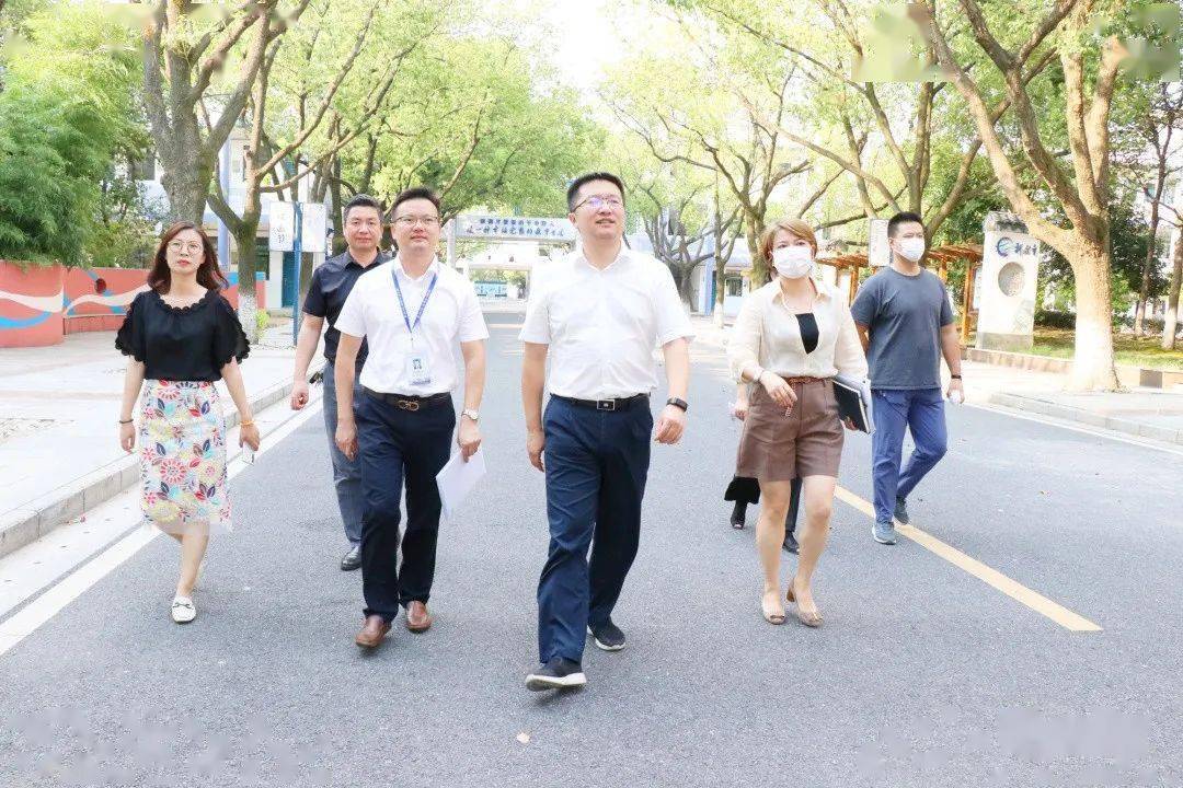 秦微晰书记先后走访了千灯中心小学校,石浦中心小学校,实地调研了教学