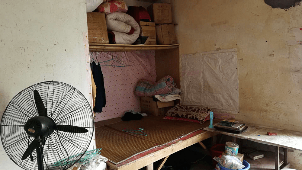 供外来务工人员租住,面积狭小且出租户多,属于典型的十人以上群租房