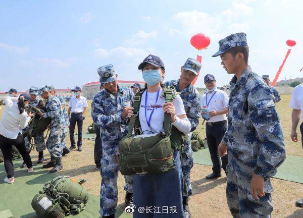 黄继光生前所在部队举办军营开放日活动千余名市民零