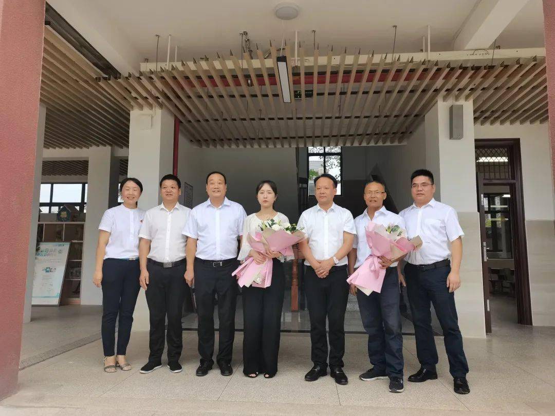 宋昌顺 ,万田乡党委书记冯小青一行来校慰问