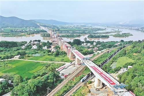 赣深高铁线上架梁完工近八成