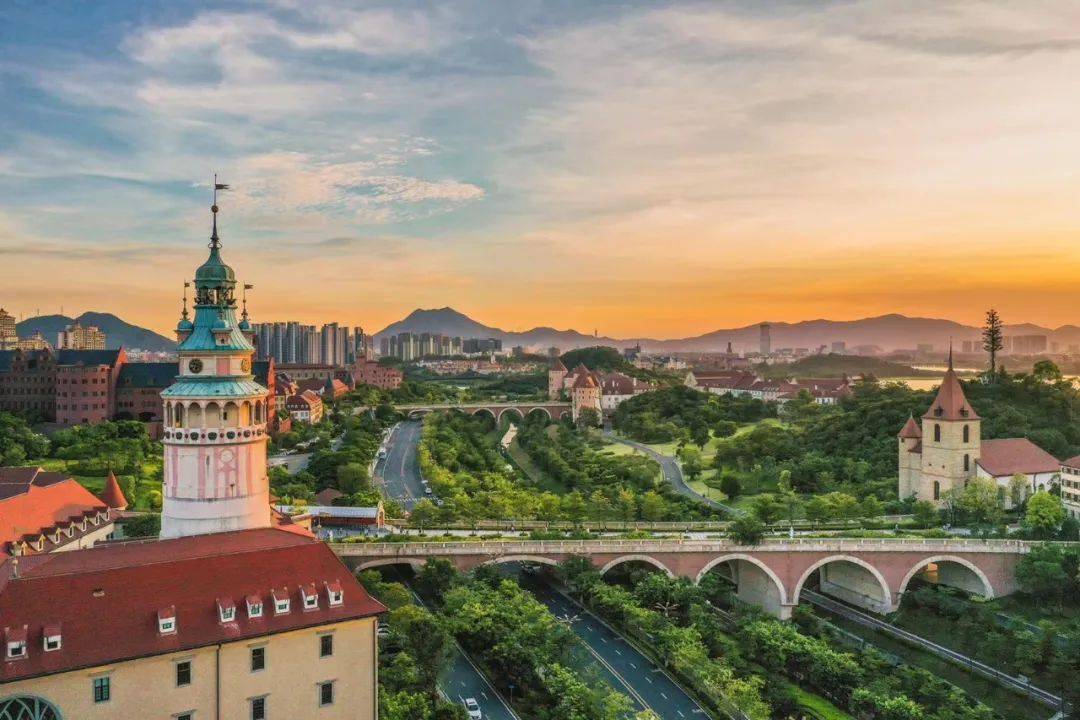 震撼夜幕下华为溪村犹如一座童话王国