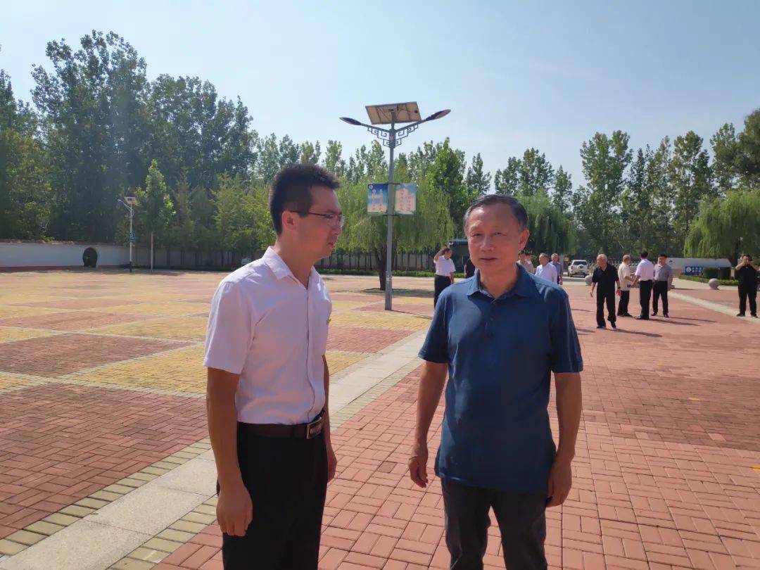 张伍超校长带领老领导一班人巡视了校园,并边走边向老领导们进行介绍.