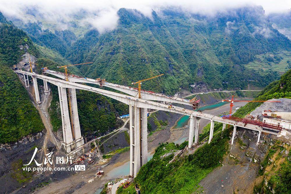 石柱至黔江高速公路郁江河特大桥右线顺利合龙,大桥左线已进入冲刺