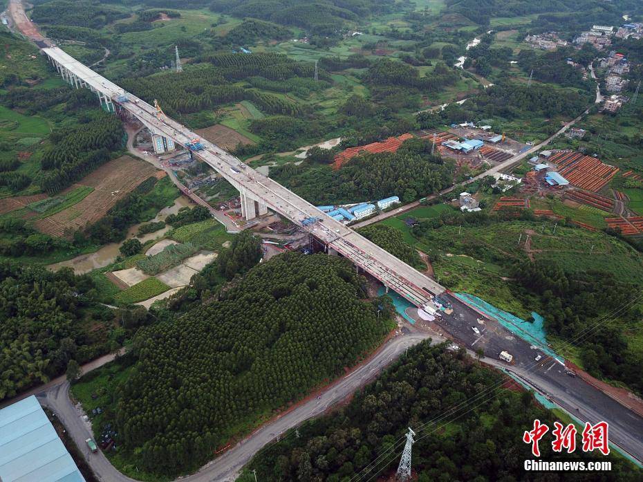 广西大浦高速公路平陆运河特大桥即将合龙