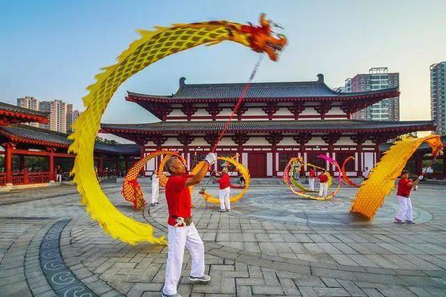 金龙摆尾扶摇而上 段万卿 摄舞龙动作流畅 段万卿 摄有力舞动健身龙