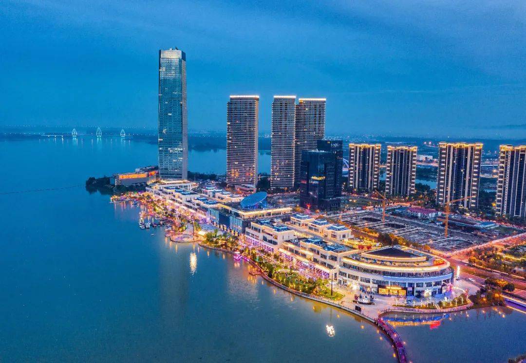 坐拥近千米滨湖水岸线位于东氿新城核心区域阳光100凤凰街临水而建,依