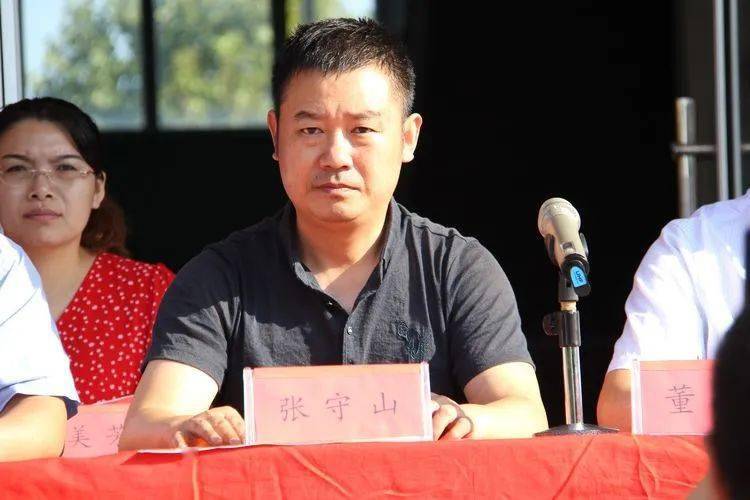 升国旗唱国歌▲同和中学副校长周希普主持会议本次大会由副校长苤 