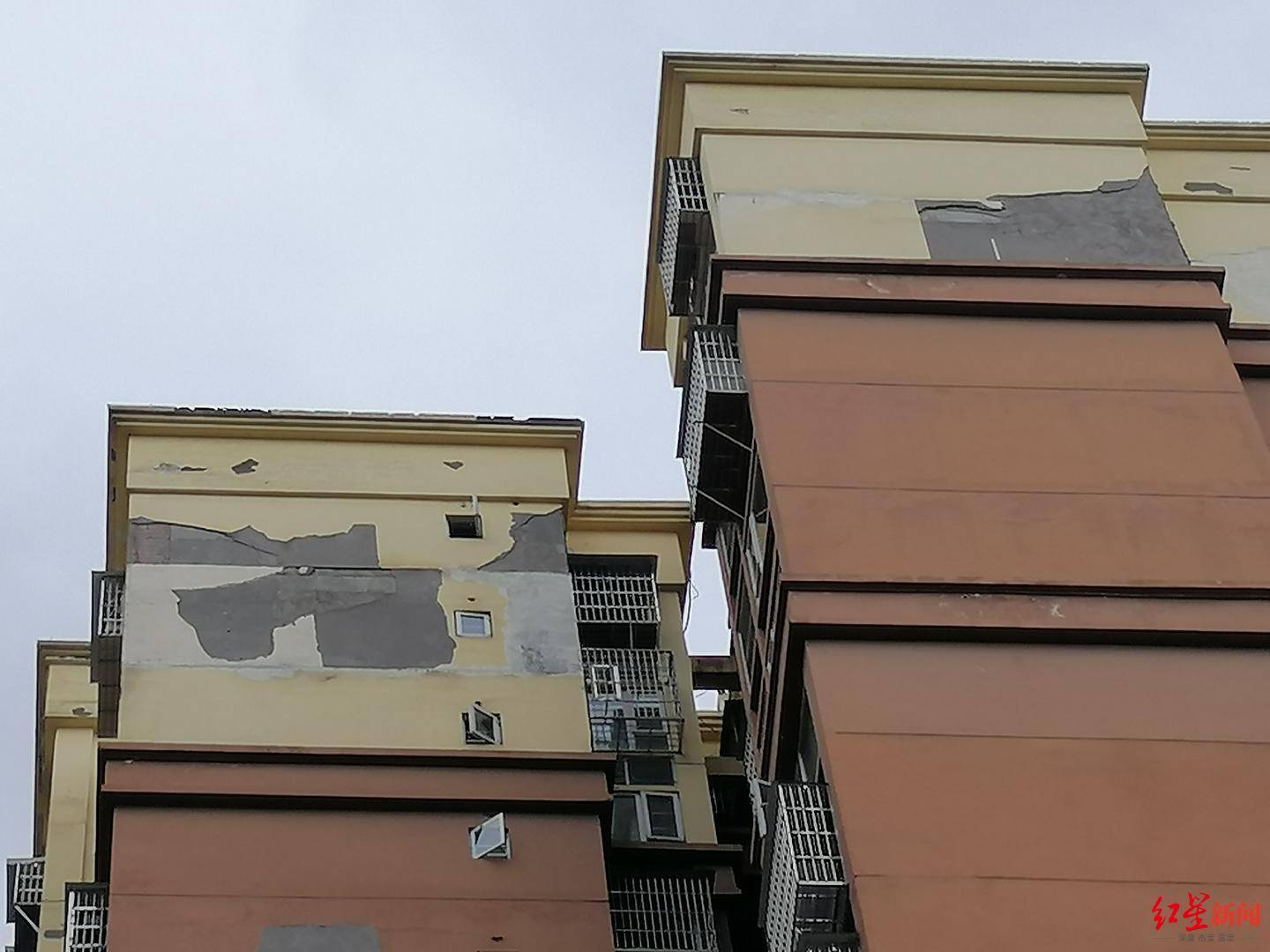 小区多栋高层住宅外墙墙皮脱落引业主担忧物业被大风吹落正开展维修