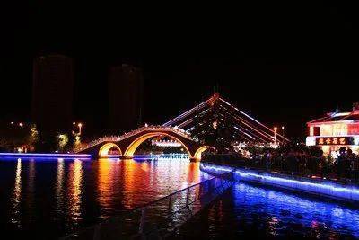 奔腾,逐渐趋于平静 流经曲折的克拉玛依河,注入西月潭 只见灯火点点