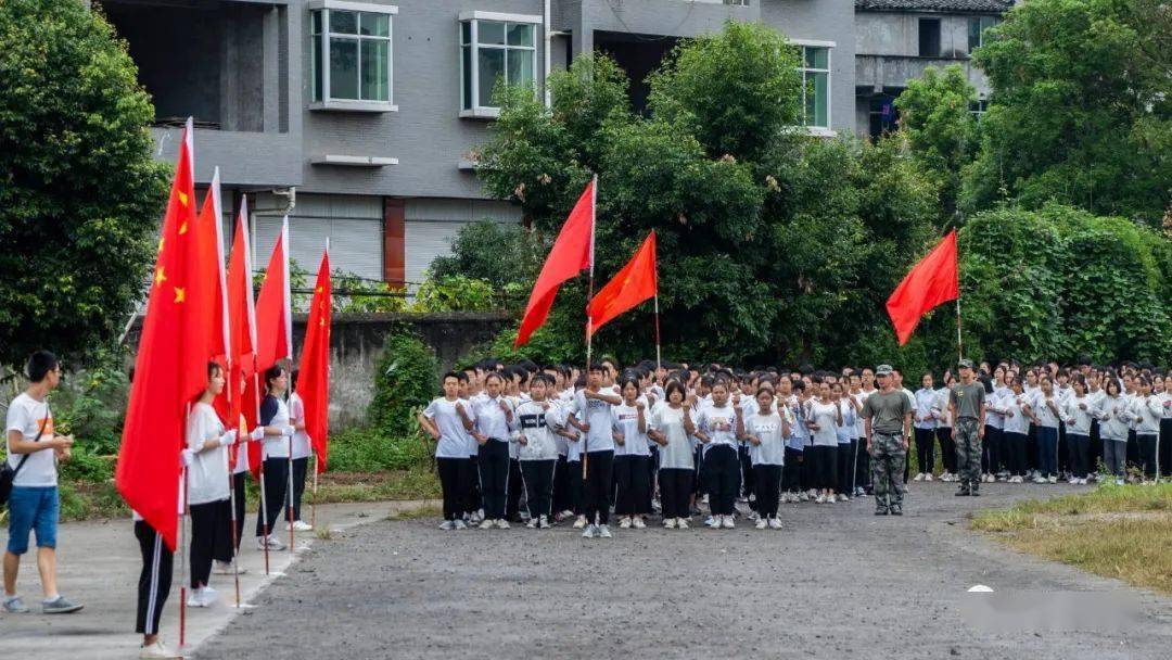 9月12日,南部县第二中学德仁校区的操场上,队列整齐,呼号声震天,南部