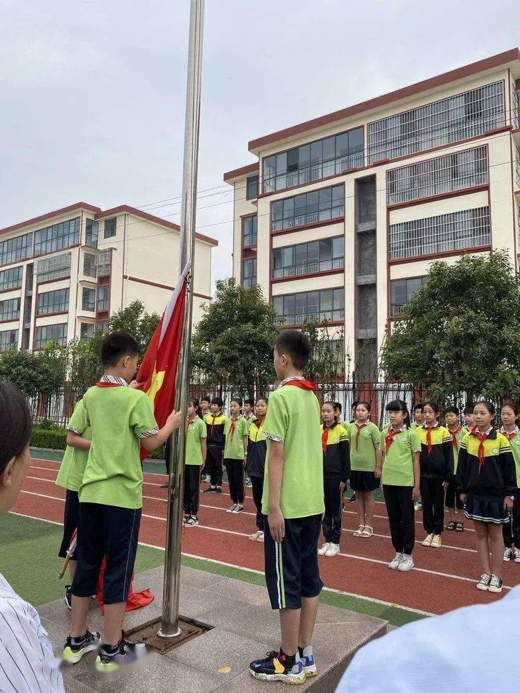 开启新希望承载新梦想益民小学北校区开学升旗仪式