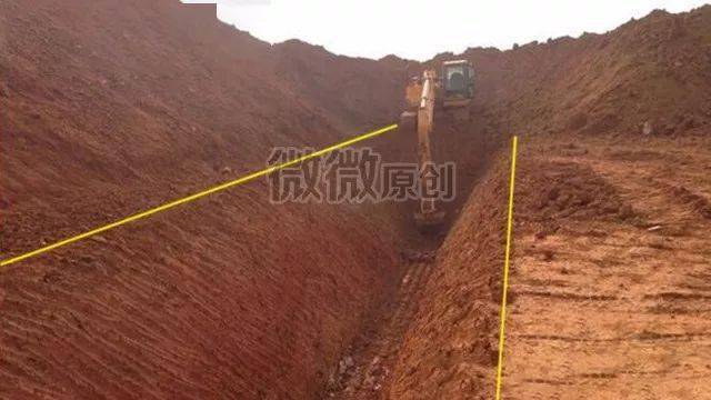 挖哥在挖沟时留意沟边的散土,防止泥土撒落,需及时用挖斗清理干净.