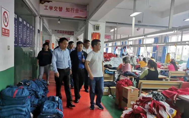 陆逢荣局长率队到我校督导创文创卫工作