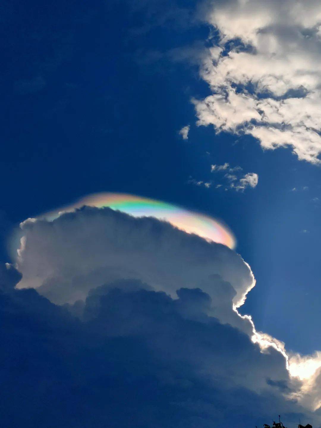 第一次見雲浮天空異象驚現大片七彩祥雲連80多歲老人都說沒見過