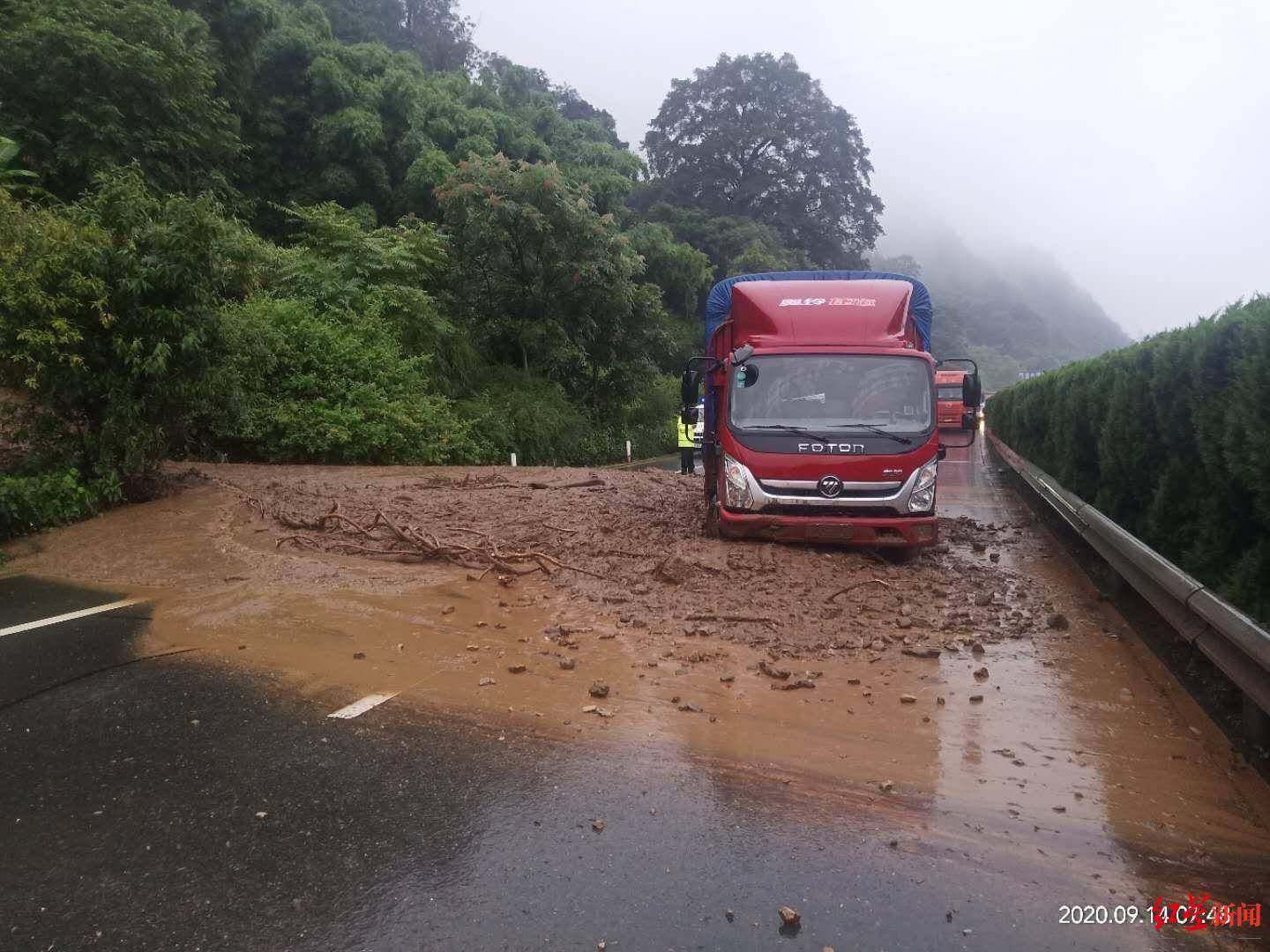 注意g5京昆高速攀西段德昌至蒲坝方向山体滑坡道路中断