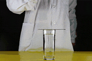 【小实验】鸡蛋竟然能这样跳入水杯,满分!_惯性