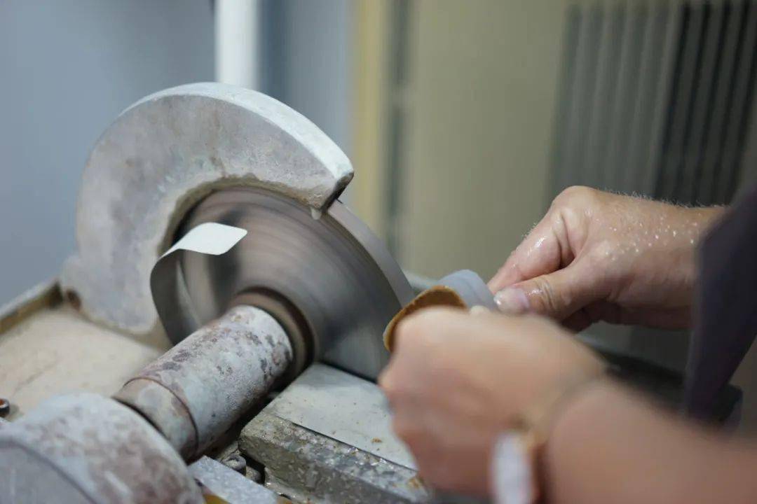 天下玉还看平洲器平洲玉匠勇夺省玉石雕刻职业技能竞赛冠军