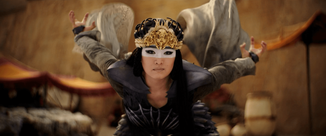 (巩俐饰演的女巫从造型到角色都很突兀)