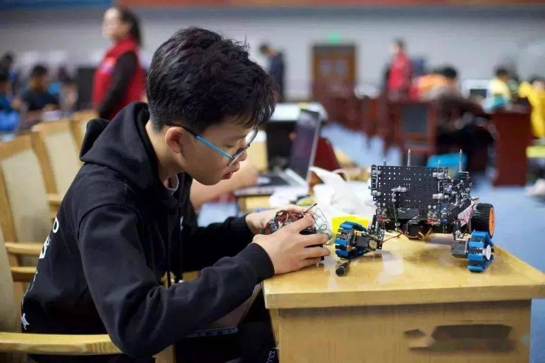 科创教育再不关注机器人教育孩子就真输在起跑线了