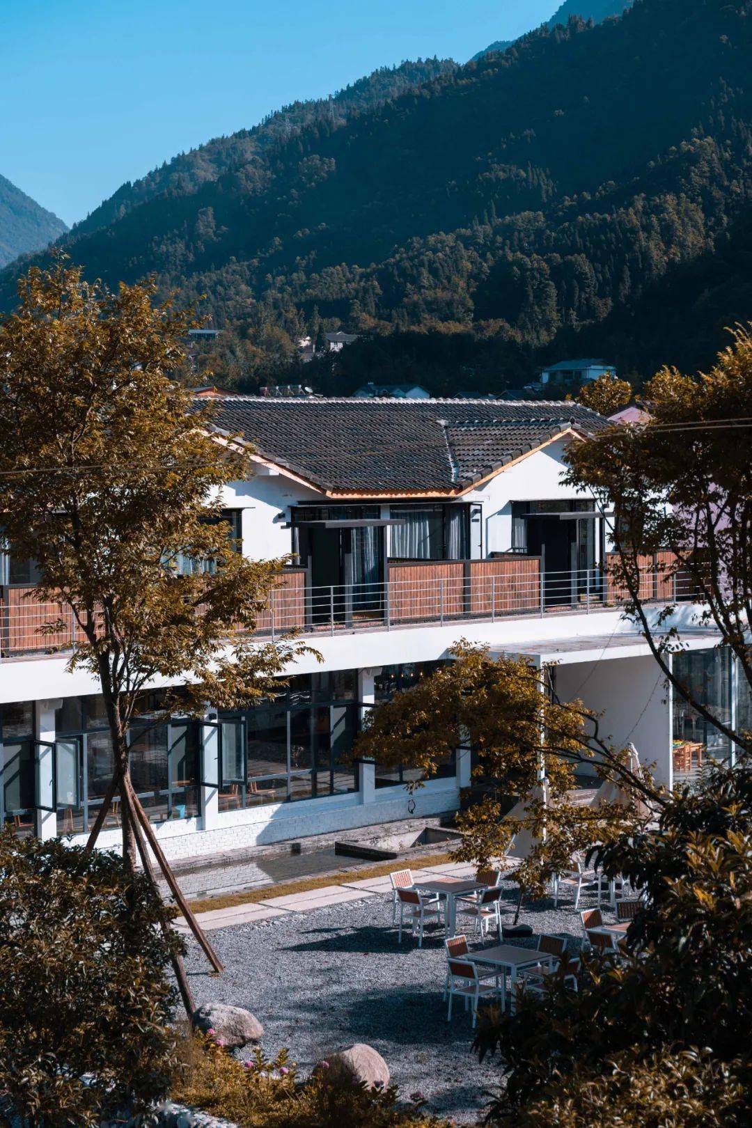 来到清平的游客,都会选择住在依河而建的香颂·云水民宿酒店,四周环山