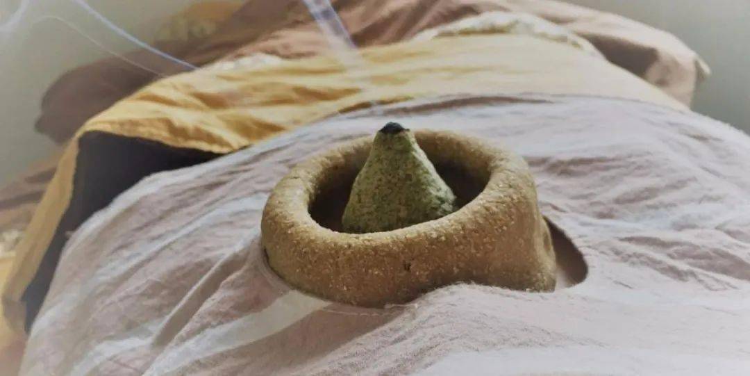 面粉/荞麦粉(偏凉性)配凉白开,再加上艾绒,滋阴药粉,揉成面团,用保鲜