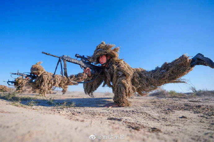 反身卧倒出枪,这姿势够帅!