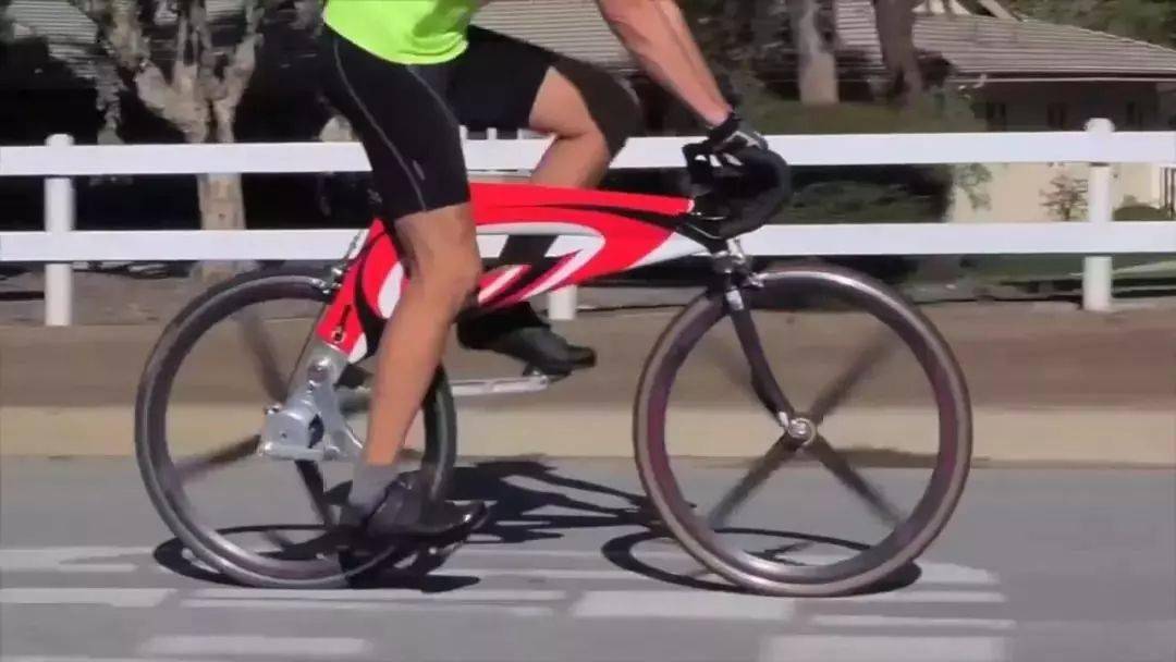 美国老人发明永不掉链自行车垂直踩踏即可驱动