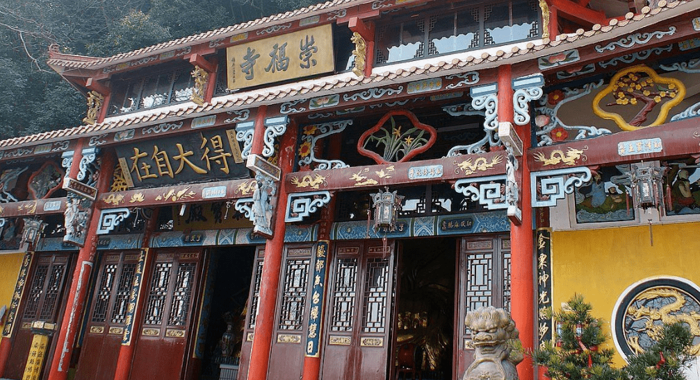 成全了一身臭汗我们在山门前用相机为自己塑像面朝观音,地藏,八百罗汉