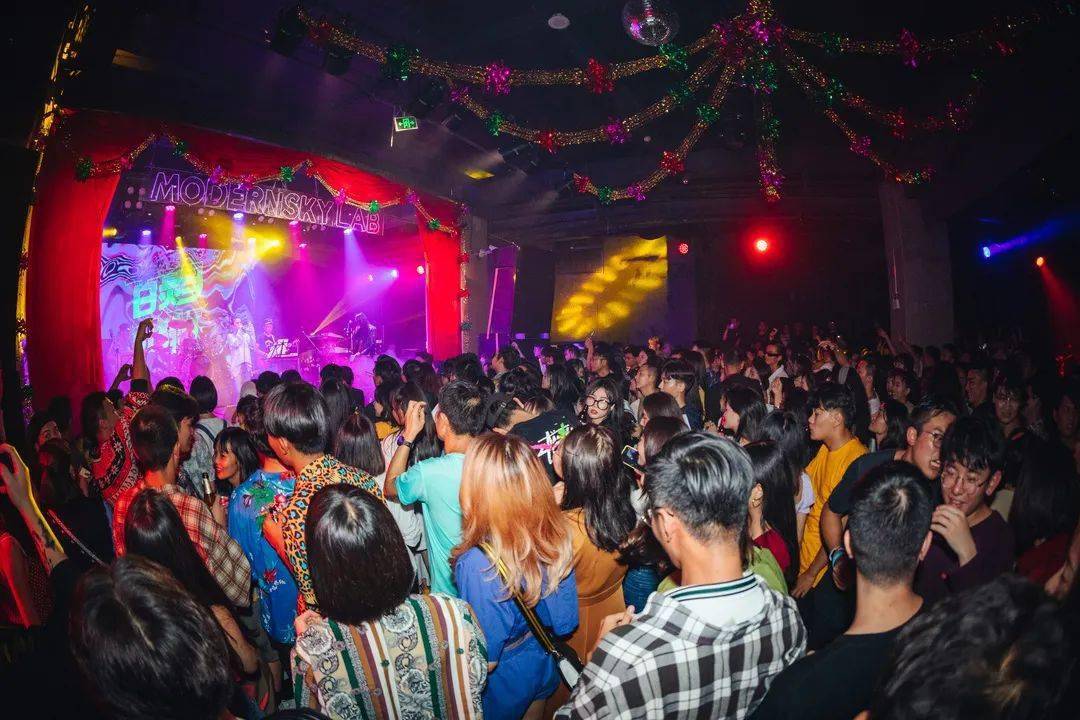 15寻找去年舞池中自己的快乐身影8915你最最爱的百灵鸟歌舞厅