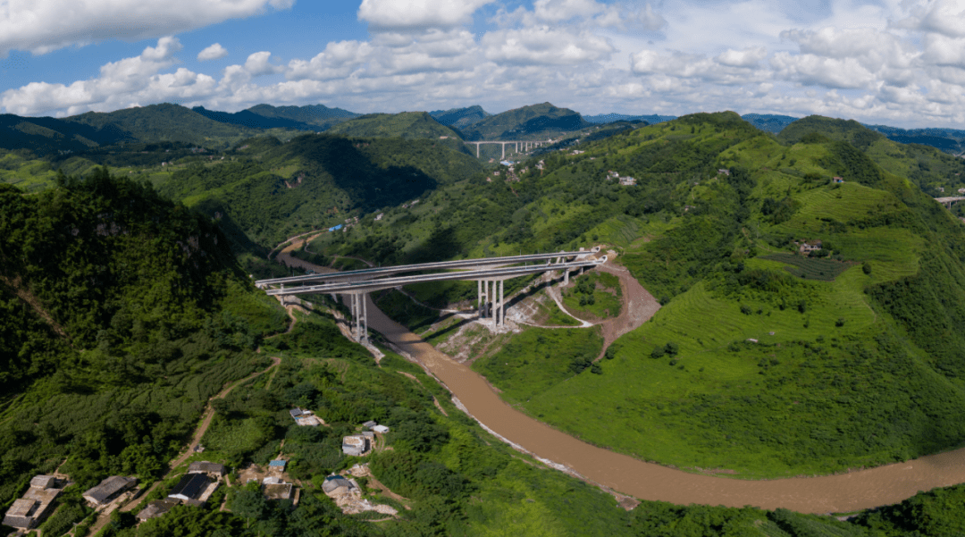 骄傲镇雄四个乡镇跨入高速时代还有六个乡镇即将通车