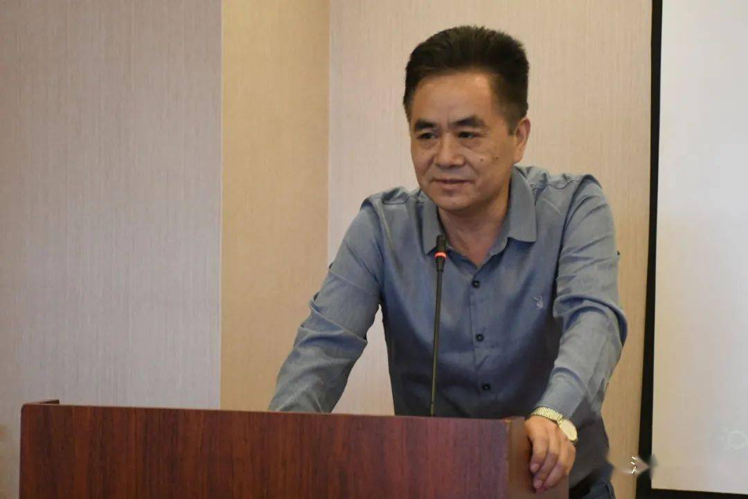 荆州市档案局局长王佑春同志代表松滋老乡到会祝贺并讲话.