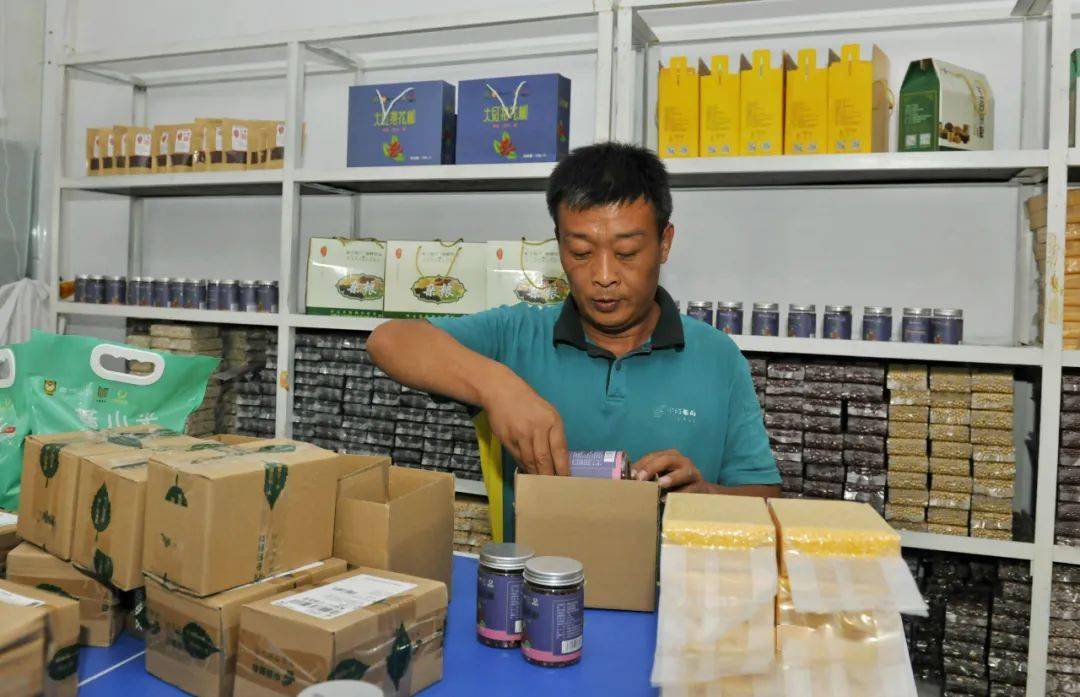 微商增收脱贫,最大的难题有两个,一是朋友圈资源有限,二是快递发货难