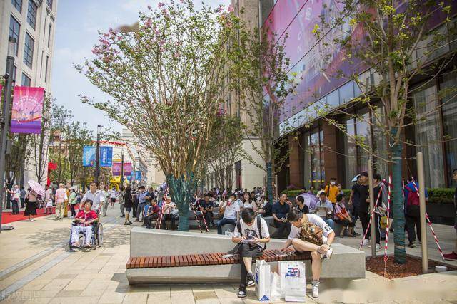 上海南京路步行街東拓的開街市民遊客紛紛前來感受體驗新變化